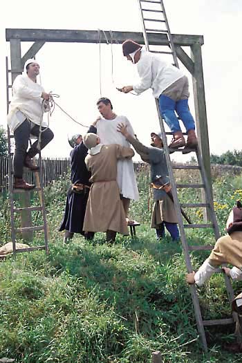 Le condamn� en chemise est mont� sur la potence